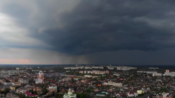 Voando Alto Sobre Cidade Lindas Nuvens Azuis Escuras Está Chovendo — Vídeo de Stock