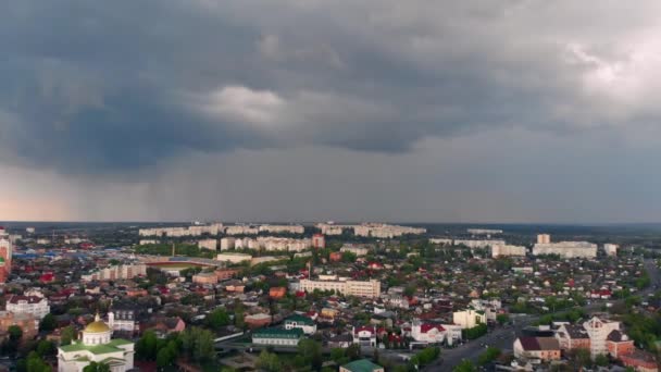Hoch Über Der Stadt Schöne Dunkelblaue Wolken Blick Von Oben — Stockvideo