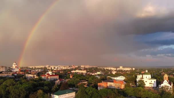 Рідкісна Подія Вид Зверху Веселку Блакитному Небі Над Містом Вид — стокове відео