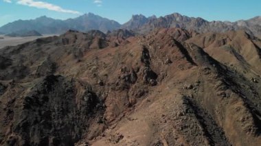 Sahra Çölü 'nün en tepedeki manzarası, çöl dağları. Sands.