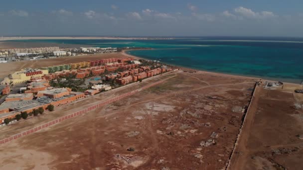 Vliegen Van Boven Het Hotel Woestijn Bij Hurghada Top Uitzicht — Stockvideo