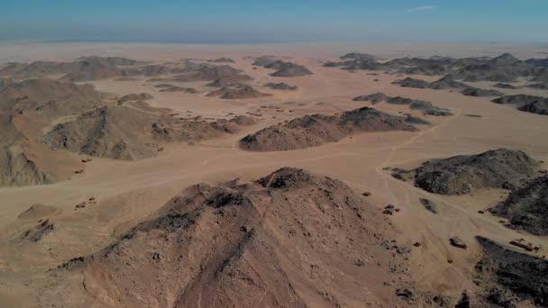 Top Uitzicht Sahara Woestijn Woestijn Bergen Houten Bedoeïenenhuizen Zand Toeristen — Stockvideo