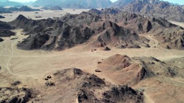 Sahra Çölü 'nün en üst manzarası, çöl dağları. Ahşap Bedevi evleri. Sands.