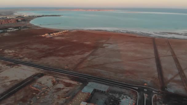Huida Sobre Desierto Egipto Edificio Está Siendo Construido Desierto Carreteras — Vídeo de stock