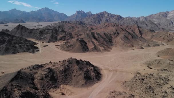 Top Uitzicht Sahara Woestijn Woestijn Bergen Houten Bedoeïenenhuizen Zand — Stockvideo