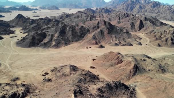 Top Uitzicht Sahara Woestijn Woestijn Bergen Houten Bedoeïenenhuizen Zand — Stockvideo