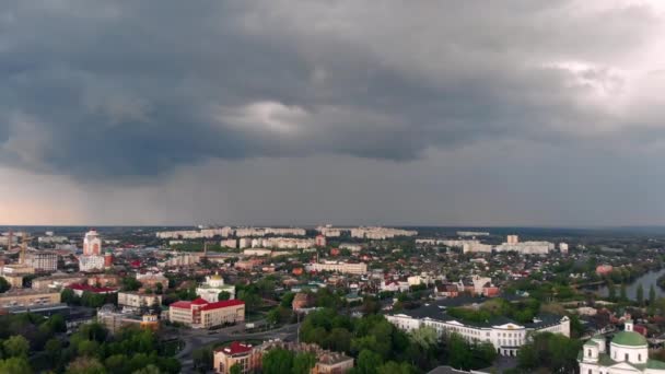 Volando Por Encima Ciudad Hermosas Nubes Azules Oscuras Vista Superior — Vídeo de stock