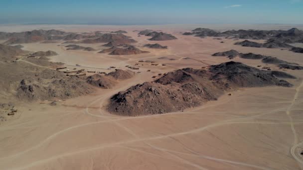 Top Uitzicht Sahara Woestijn Woestijn Bergen Houten Bedoeïenenhuizen Zand — Stockvideo