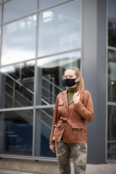 Portrett Vakker Kvinne Svart Maske Som Står Bakgrunnen Glassbygning Kvinne – stockfoto