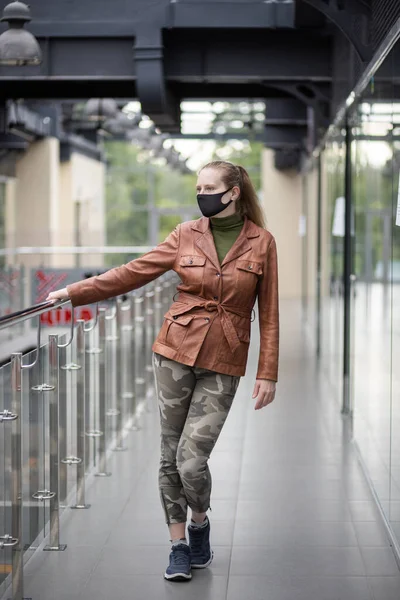 Portrett Vakker Kvinne Svart Maske Som Står Inne Bygning Med – stockfoto