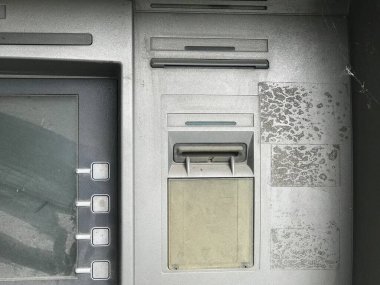 Eski, çalışmayan bir ATM. Tozda ATM. Para yok..