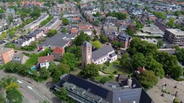 Utrecht, Utrecht bölgesi, Hollanda - 09.06.2025 Ufka uzanan tarihi kilise ve yeşil alanları ile Avrupa 'nın çarpıcı hava manzarası. Mimari, yollar ve doğanın karışımı.