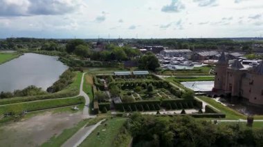 Muiden, Kuzey Hollanda, Hollanda - 09.06.2025: Limanı çevreleyen botları yeşil, tarihi binalar ve yerleşim yerleriyle çevrili bir liman kasabasının havadan görünüşü