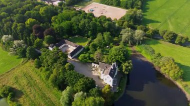 Yeşillik, tarlalar ve ağaçlarla çevrili U şeklinde bir avlusu olan büyüleyici tarihi bir malikane. Mimariyle doğal güzelliği harmanlıyor..