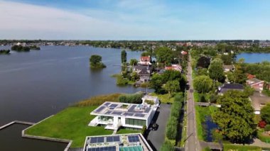 Modern ve geleneksel evleri, ağaçlarla kaplı yolları ve özel rıhtımları olan göl manzaralı bir yerleşim yeri. Sakin su ve küçük adalar, sakin ve doğayla bütünleşik ortamı güçlendirir..