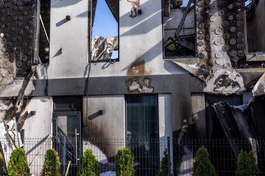 - Savaş. Rus hava saldırılarının barışçıl bir Ukrayna şehrine yaptığı saldırıdan sonra. Bir hastane ve bir dinlenme merkezi yok edildi. Yanmış bina cephesi kararmış duvarlar, kırık camlar ve yangın hasarı..