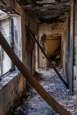 - Savaş. Rus hava saldırılarının barışçıl bir Ukrayna şehrine yaptığı saldırıdan sonra. Bir hastane ve bir dinlenme merkezi yok edildi. Hasarlı iç koridoru enkaz, yanmış kirişler ve kırık camlarla ateşe verin..