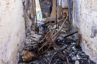 - Savaş. Rus hava saldırılarının barışçıl bir Ukrayna şehrine yaptığı saldırıdan sonra. Bir hastane ve bir dinlenme merkezi yok edildi. Çökmüş tavanlı kömürleşmiş koridor, kararmış duvarlar..