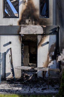 - Savaş. Rus hava saldırılarının barışçıl bir Ukrayna şehrine yaptığı saldırıdan sonra. Bir hastane ve bir dinlenme merkezi yok edildi. Yanmış bina cephesi kararmış duvarlar, kırık camlar ve yangın hasarı..