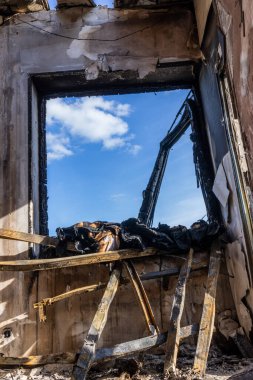 - Savaş. Rus hava saldırılarının barışçıl bir Ukrayna şehrine yaptığı saldırıdan sonra. Bir hastane ve bir dinlenme merkezi yok edildi. Yanmış pencere iskeleti, yanmış duvarlar ve ötesindeki mavi gökyüzü..
