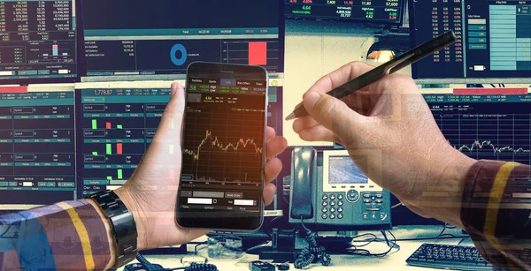 Doppelbelichtung Des Händchenhaltenden Smartphones Mit Börsennotierungen Und Diagramm Computerraum Des — Stockfoto