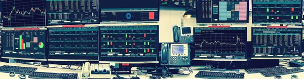 Anzeige Von Börsennotierungen Und Diagrammen Computerraum Des Monitors Mit Bürogeräten — Stockfoto
