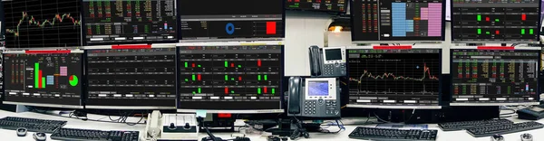 Borsa fiyatları ve monitör bilgisayar odası iş ofis aletleri .işler ve para kavramı, panorama fotoğraf ile grafikte görüntüleme.