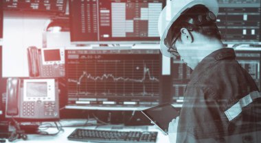 Borsa fiyatları ve grafik için tablet monitör bilgisayar odası iş ofis aletleri .işler ve para kavramı ticaret ile tutan mühendisi adamın çift pozlama.