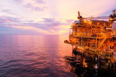 Arama ve üretim petrol ve gaz güç enerji Dünya kavramının süre akşam içinde köprü ile offshore İnşaat Platformu.