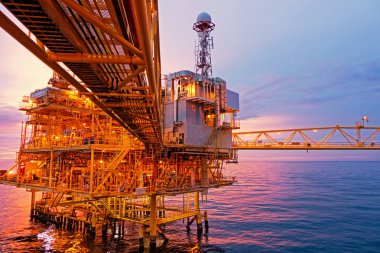 Arama ve üretim petrol ve gaz güç enerji Dünya kavramının süre akşam içinde köprü ile offshore İnşaat Platformu.