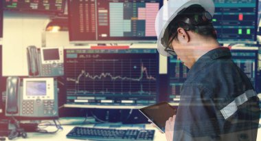 Borsa fiyatları ve grafik için tablet monitör bilgisayar odası iş ofis aletleri .işler ve para kavramı ticaret ile tutan mühendisi adamın çift pozlama.