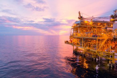 Exororation ve üretim petrol ve gaz güç enerji wolrd kavramının süre akşam içinde köprü ile offshore İnşaat Platformu.