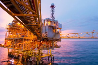 Exororation ve üretim petrol ve gaz güç enerji wolrd kavramının süre akşam içinde köprü ile offshore İnşaat Platformu.