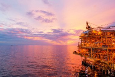 Exororation ve üretim petrol ve gaz güç enerji wolrd kavramının süre akşam içinde köprü ile offshore İnşaat Platformu.
