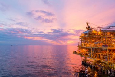 Arama ve üretim petrol ve gaz güç enerji Dünya kavramının süre akşam içinde köprü ile offshore İnşaat Platformu.