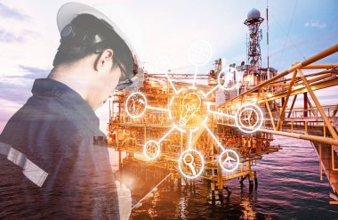 Offshore petrol ve gaz platform arka plan ile sanayi iş kavramı için tablet kullanarak platform veya bitki dijital simgesi olan mühendis veya teknisyen insanın çift pozlama işletilen.
