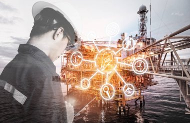 Offshore petrol ve gaz platform arka plan ile sanayi iş kavramı için tablet kullanarak platform veya bitki dijital simgesi olan mühendis veya teknisyen insanın çift pozlama işletilen.