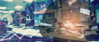 Tablet monitör işlem, işletme ve endüstri kavramı için petrol ve doğal gaz platform veya bitki endüstriyel kontrol odasında çalışma çalışma tişörtlü mühendis veya teknisyen adam çift pozlama.