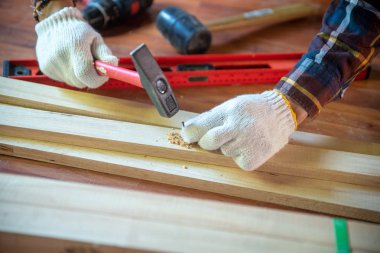 DIY çekiçle vurmak sırasında bina İnşaat aleti içinde yenilemek için ev ve ahşap ile çalışma çivi profesyonel marangoz.