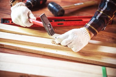 DIY çekiçle vurmak sırasında bina İnşaat aleti içinde yenilemek için ev ve ahşap ile çalışma çivi profesyonel marangoz.