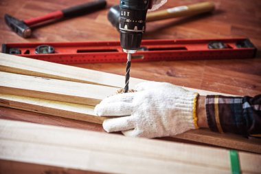 DIY sondaj makinesi ile bina. Profesyonel marangoz ahşap ile çalışma ve İnşaat aleti. içinde ev yenilemek için.