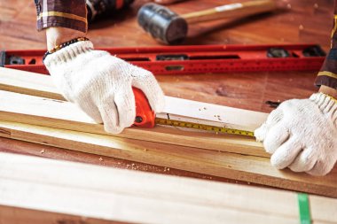 DIY sırasında kullanılan şerit metre bina. İnşaat aleti içinde yenilemek için ev ve ahşap ile çalışma profesyonel marangoz.