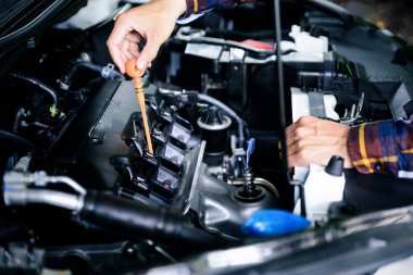 Derin-Stick araba motor servis ve bakım kavramı için madeni yağ düzeyini kontrol eller yukarı kapatın.