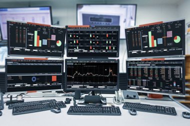 Borsa fiyatları ve monitör bilgisayar odası iş ofis aletleri .işler ve para kavramı, panorama fotoğraf ile grafikte görüntüleme.