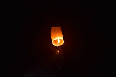 Yüzer fenerler Chiangmai şehir Tayland Yeepeng Festivali başlatılması