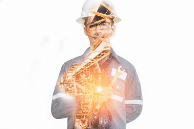 Mühendis veya teknisyen adamın güvenlik kask ile çift pozlama