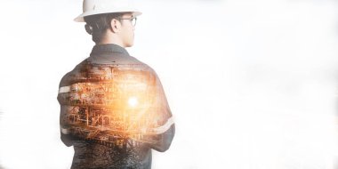 Mühendis veya teknisyen adamın güvenlik kask ile çift pozlama