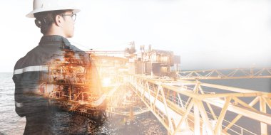 Mühendis veya teknisyen adamın güvenlik kask ile çift pozlama