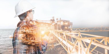 Güvenlik kaskı ile mühendis veya teknisyen kadın platfor işletilen