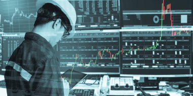 İş adamı veya mühendis St ile tablet kullanarak çift pozlama